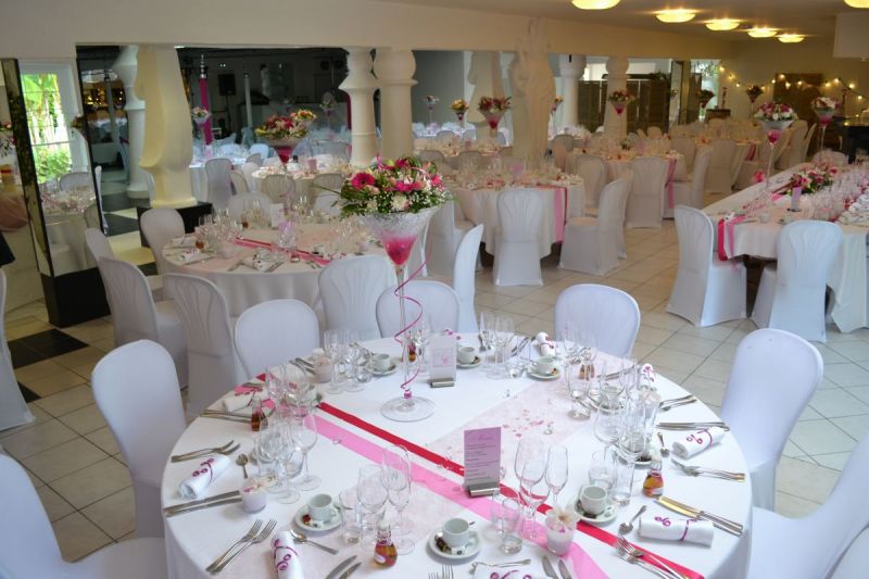 Salle Fleur de Lys rose lors d'un mariage